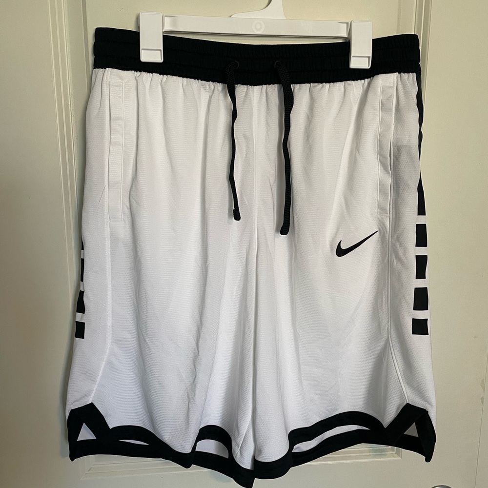 Nike Men's Basketball Shorts loose fit White and Black Athletic size XL NWT